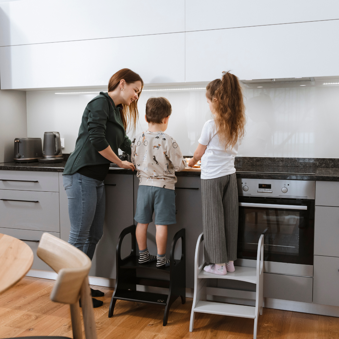 Montessori Justerbar Grå Stegpall i Trä För Barn (& vuxna)
