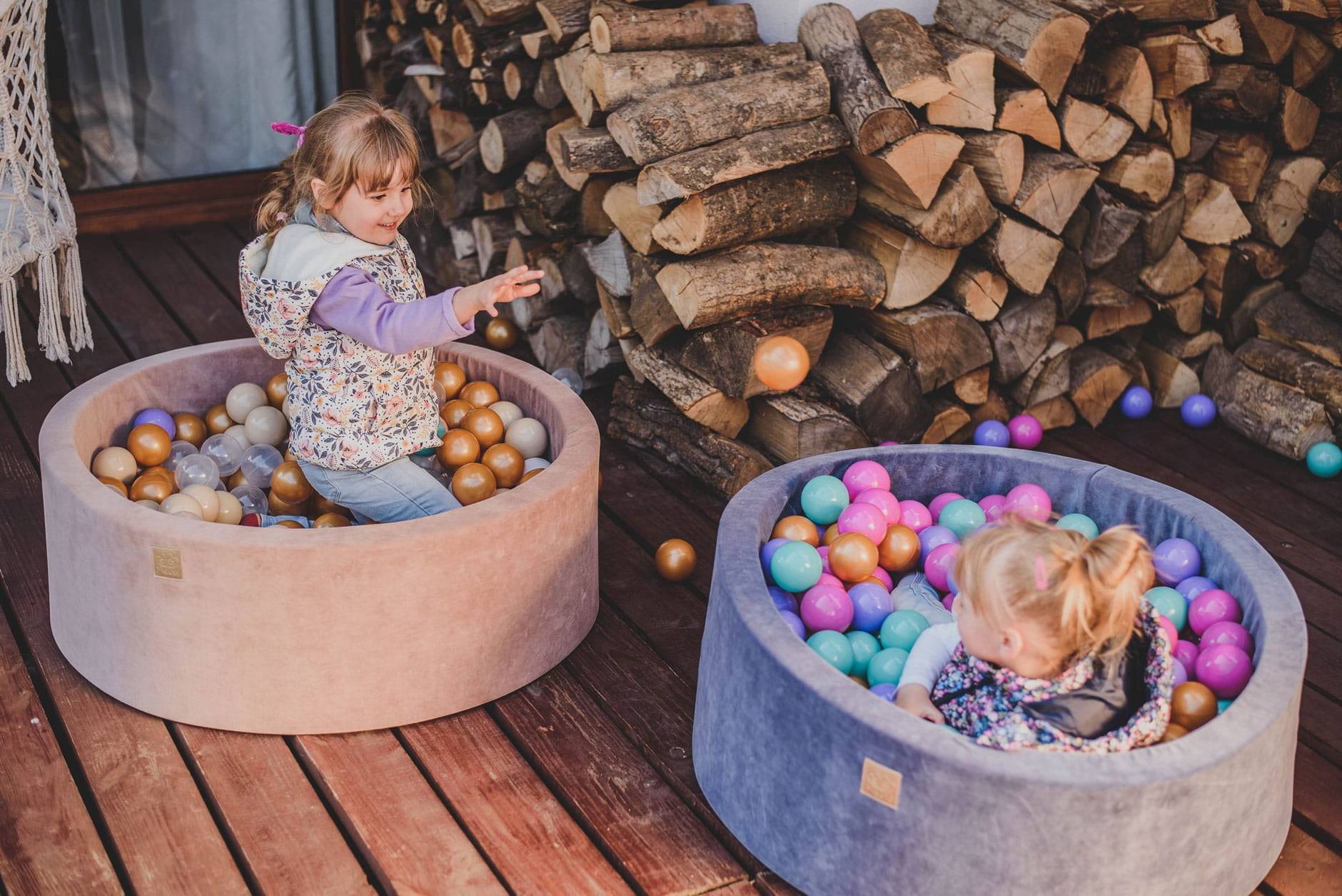 Lavenderfärgad och rosa bollhav i sammet med Färgglada Bollar