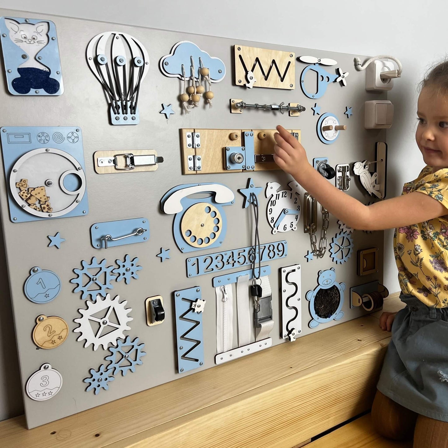 Montessori Aktivitetstavla - Interaktiv Lekbräda (60×80 cm)