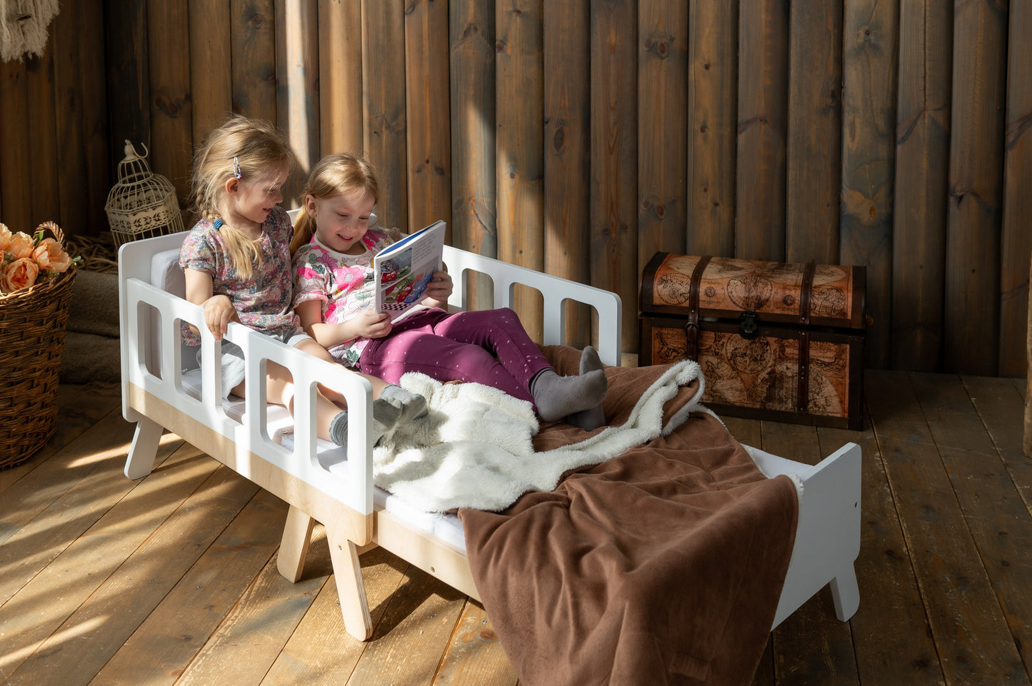 Vit Montessori Växasäng - Utdragbar Barnsäng & Madrass 