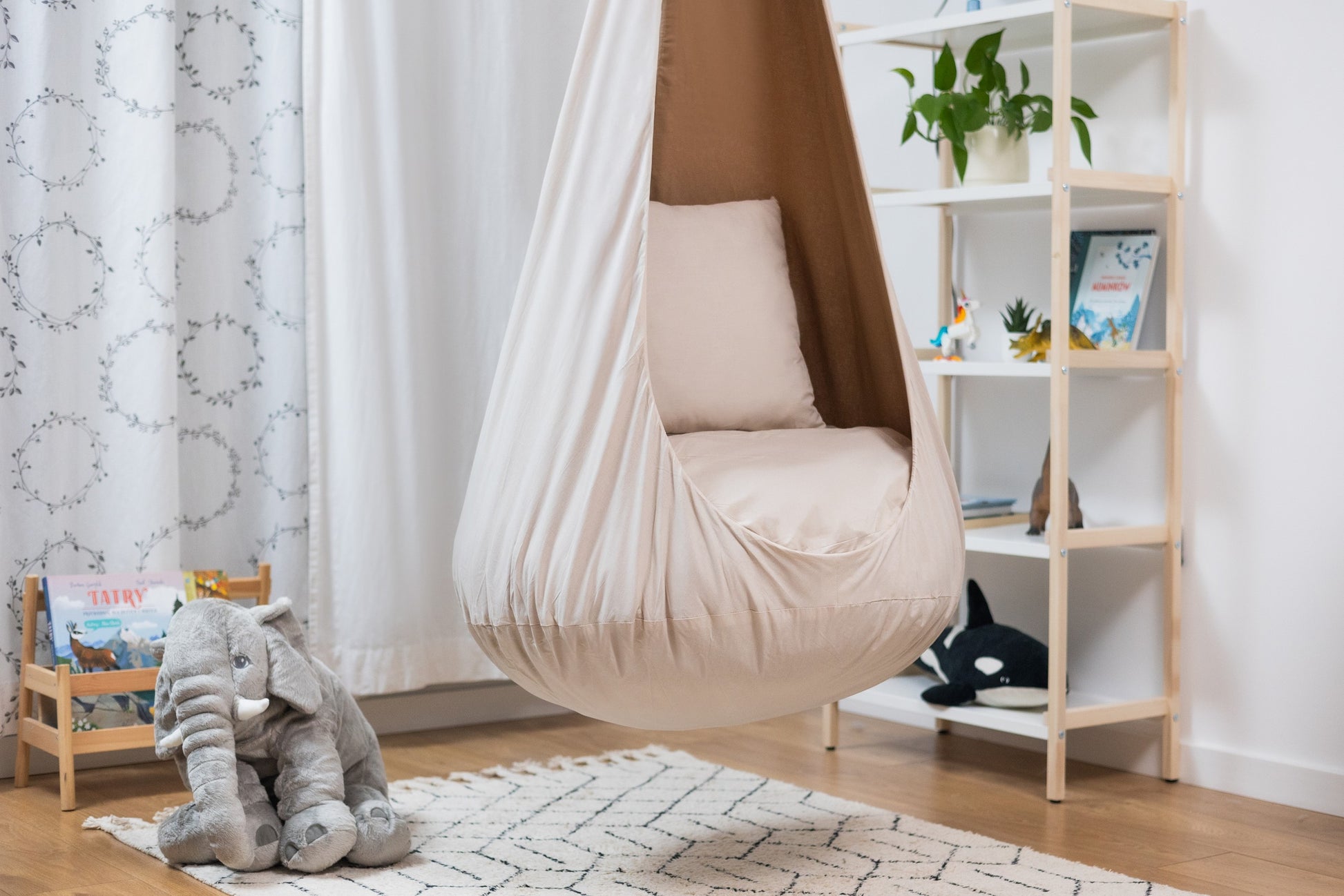 Extra Stor Kräm & Karamell Hängstol Med Matchande Sittpuff & Kudde