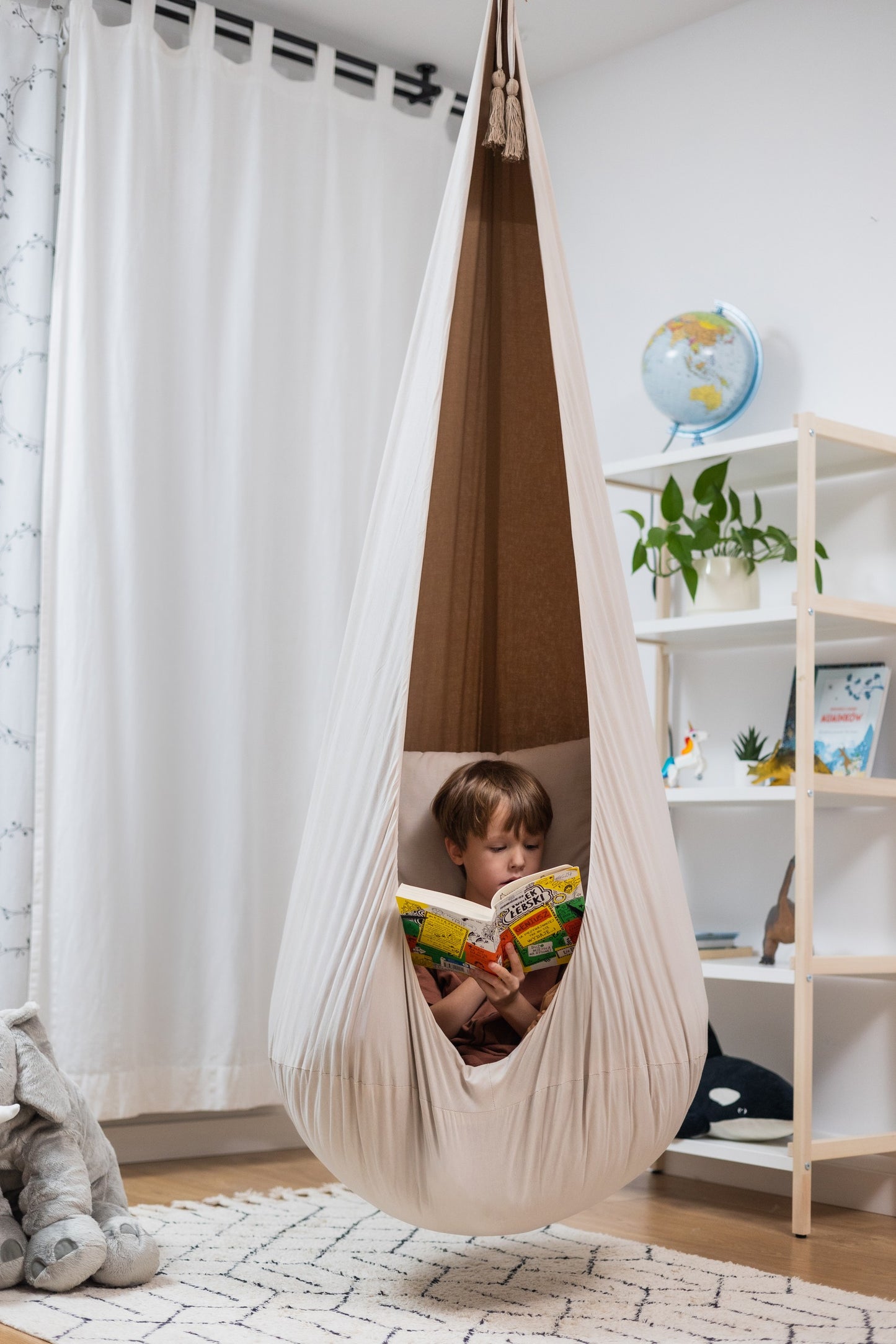 Extra Stor Kräm & Karamell Hängstol Med Matchande Sittpuff & Kudde