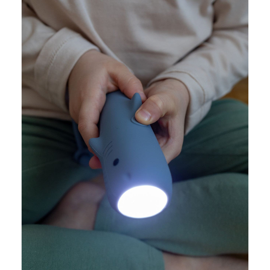 Rabbit & Friends Ficklampa LED - Blå Haj