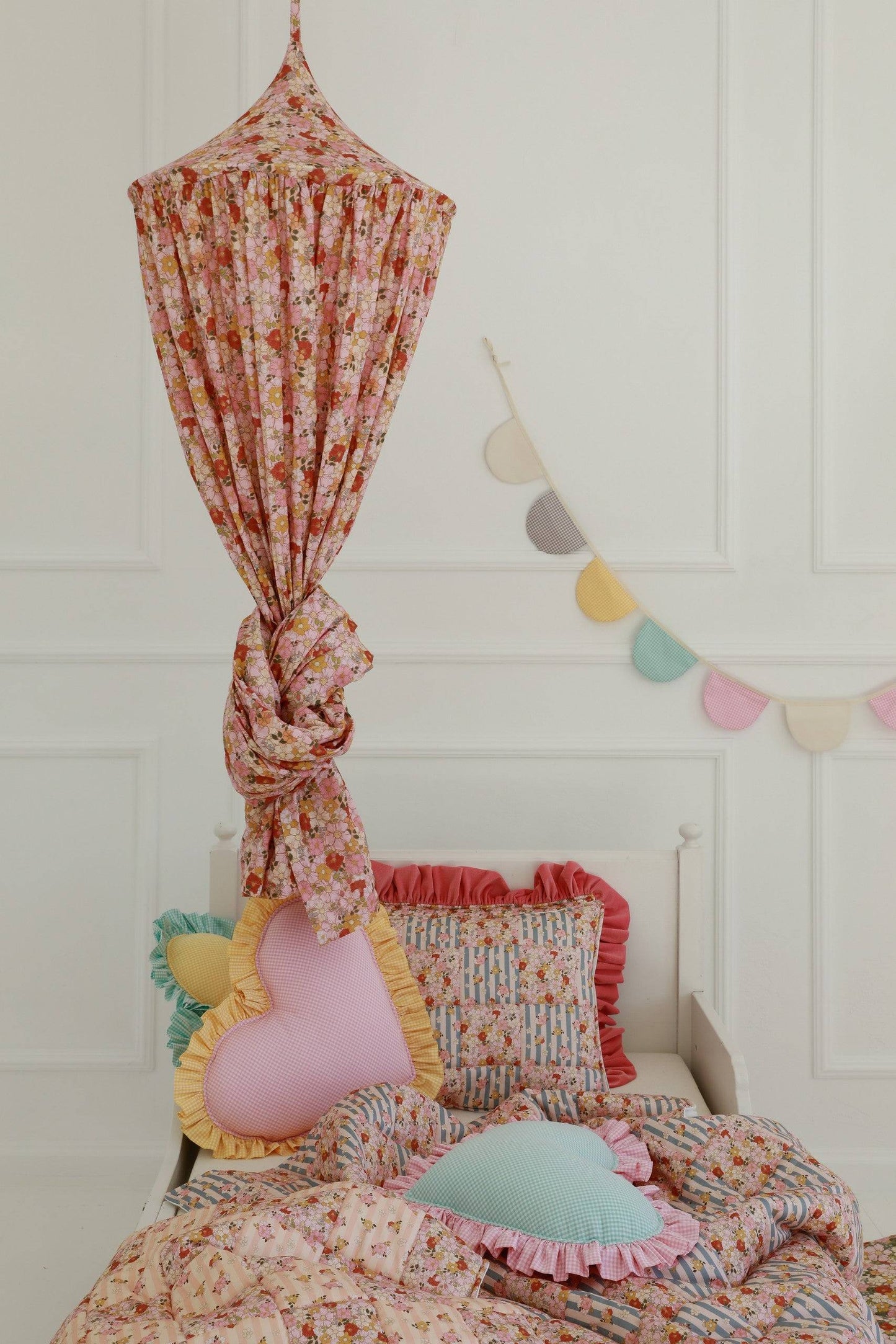 Ekologisk Handgjord Sänghimmel Rosa Blommig Råbomull