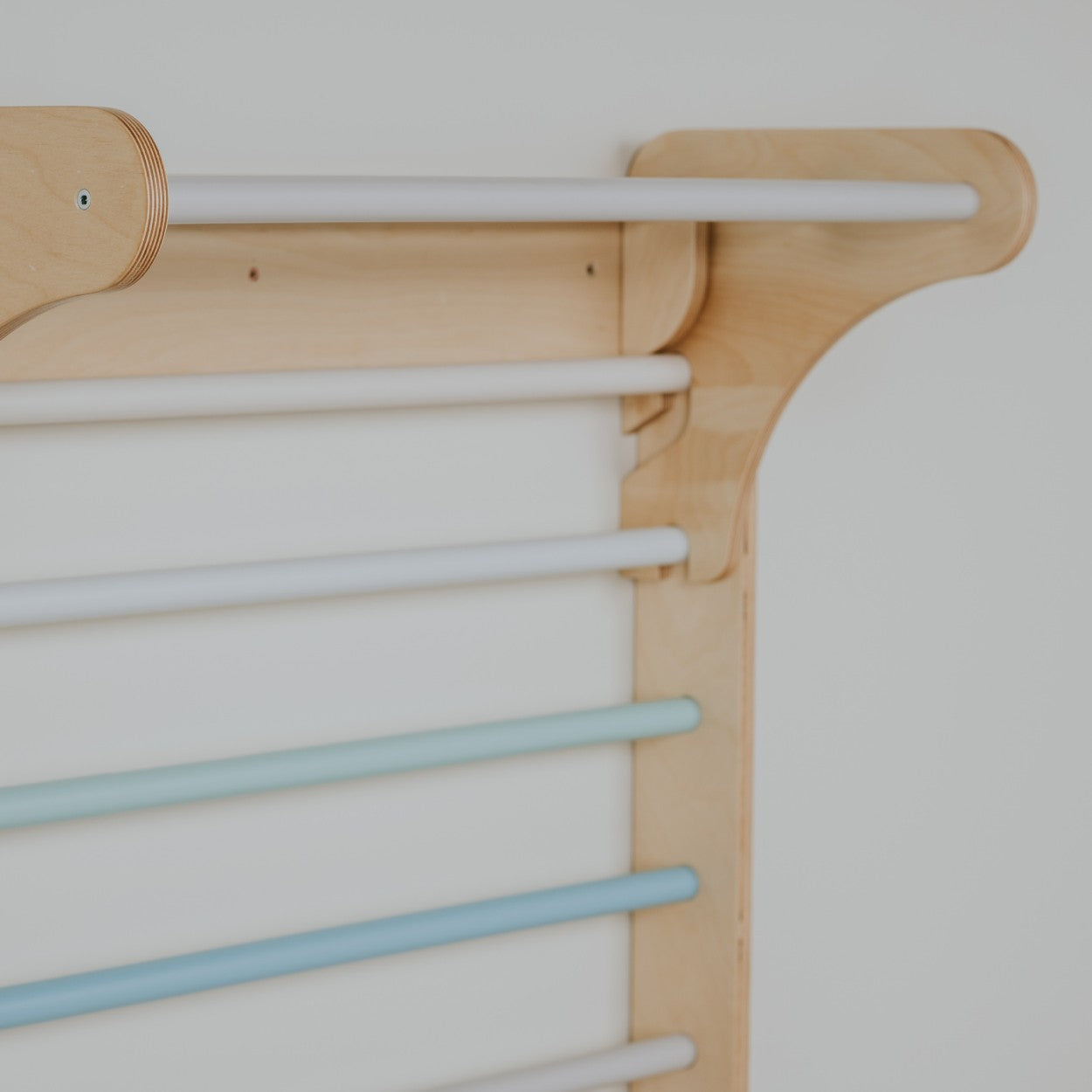 Montessori Klättertriangel / Klättervägg i Trä (6 mån–7 år) - Pastell