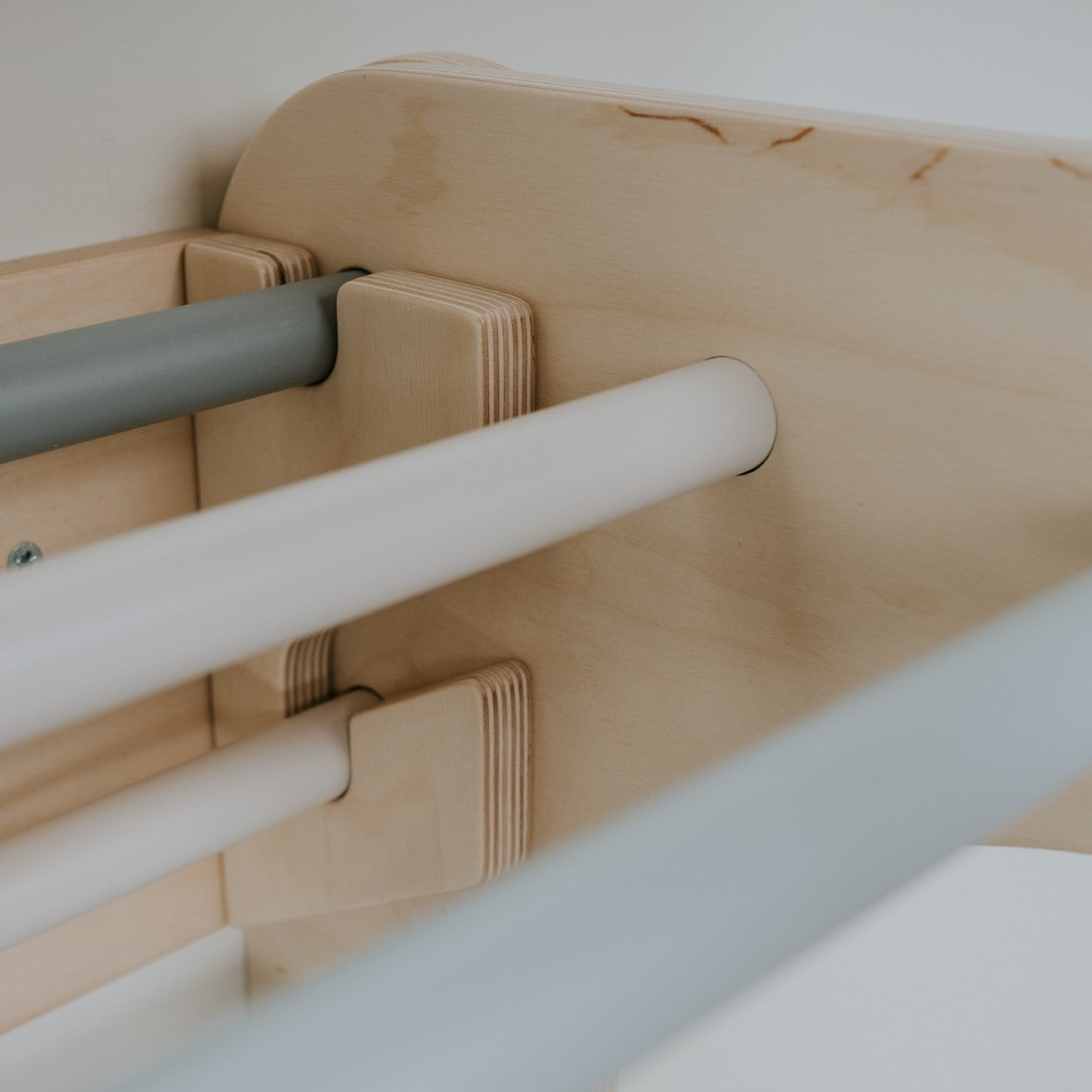 Montessori Klättertriangel / Klättervägg i Trä (6 mån–7 år) - Pastell